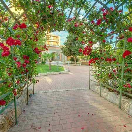 Mena Palace فندق ساني بيتش
